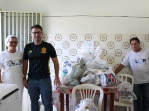 Doação de alimentos ao Lar dos Velhinhos