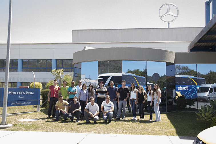 Alunos da FDV em frente a f&aacute;brica da Mercedes-Benz